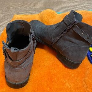 Old Navy booties, size 5, grey